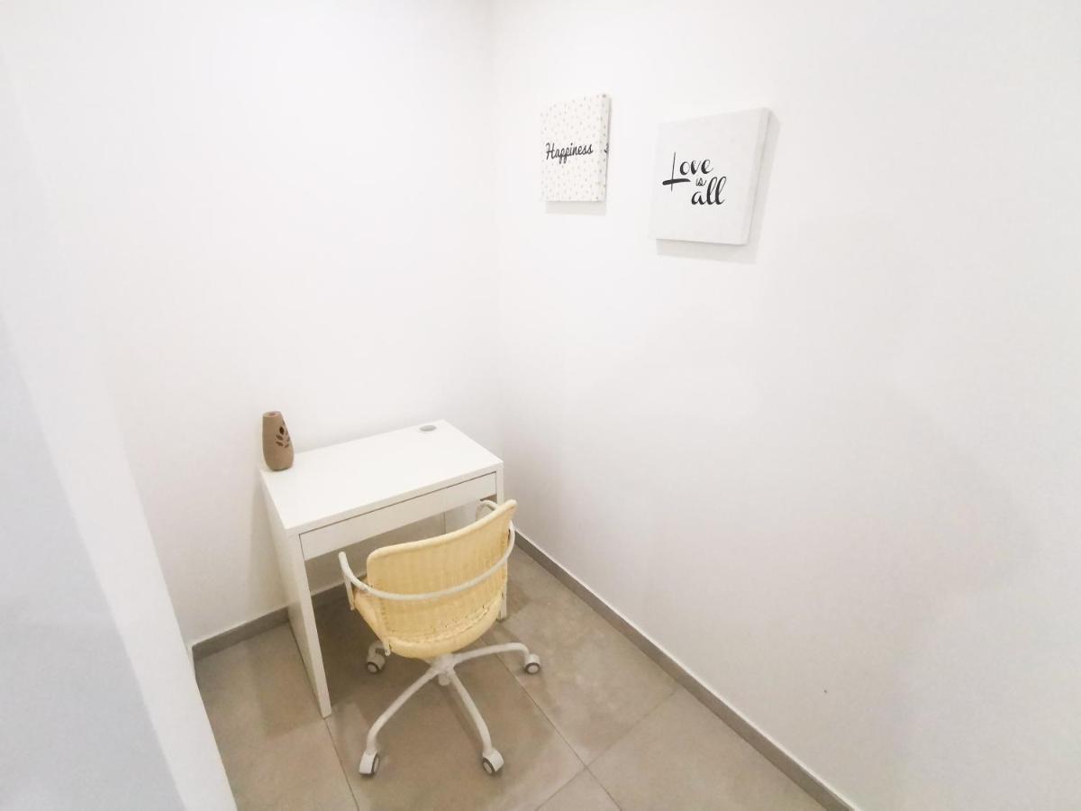 Sandy Bottoms Beach Apartment Ларнака Екстер'єр фото