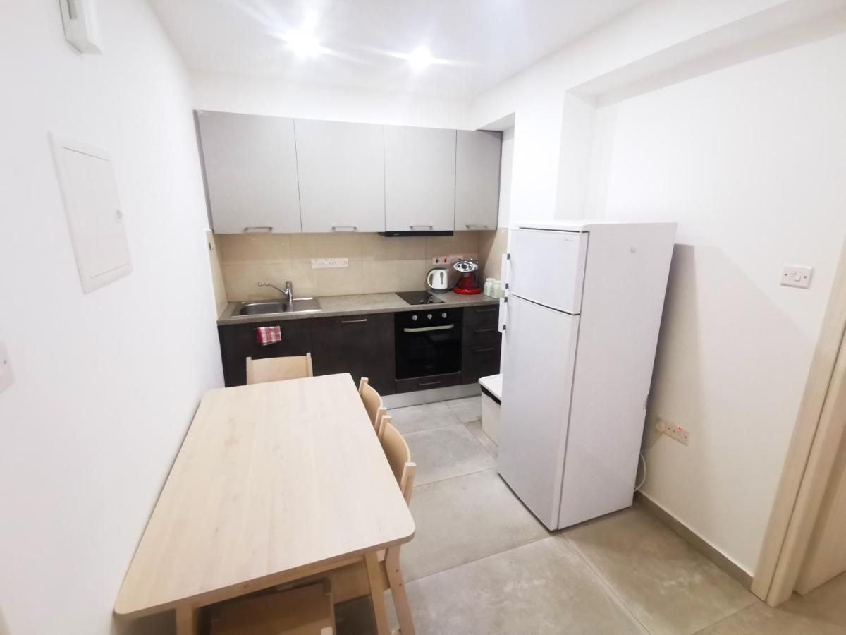 Sandy Bottoms Beach Apartment Ларнака Екстер'єр фото