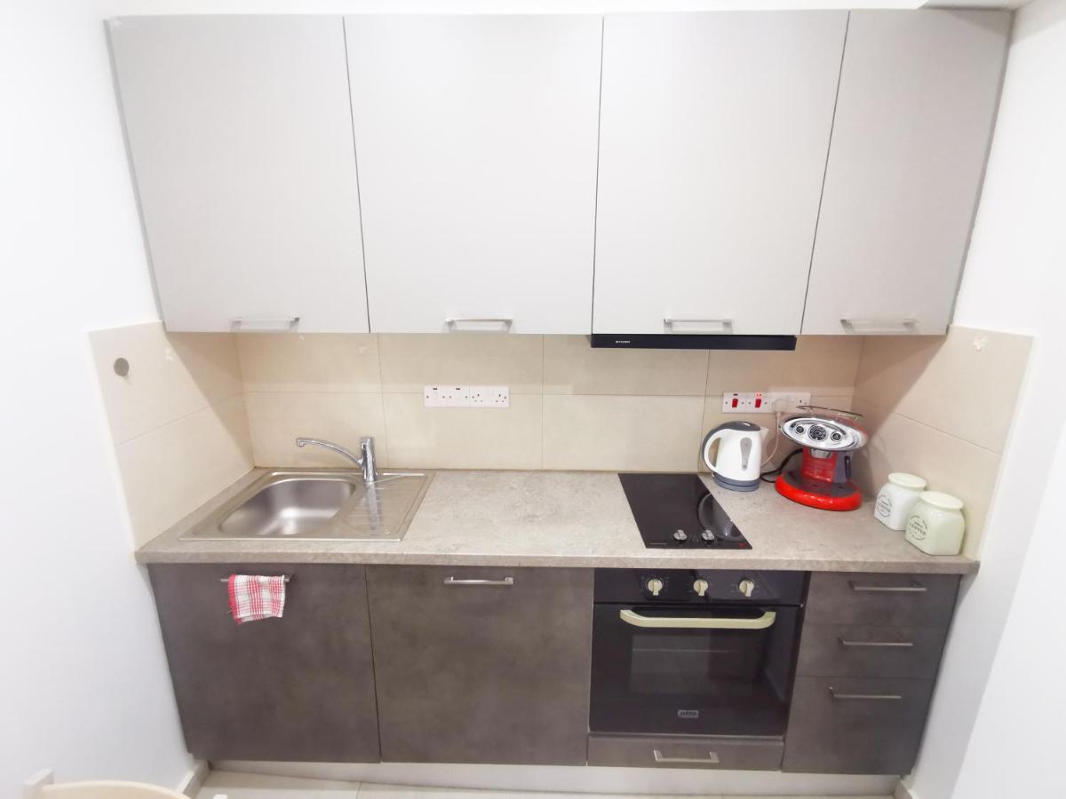 Sandy Bottoms Beach Apartment Ларнака Екстер'єр фото